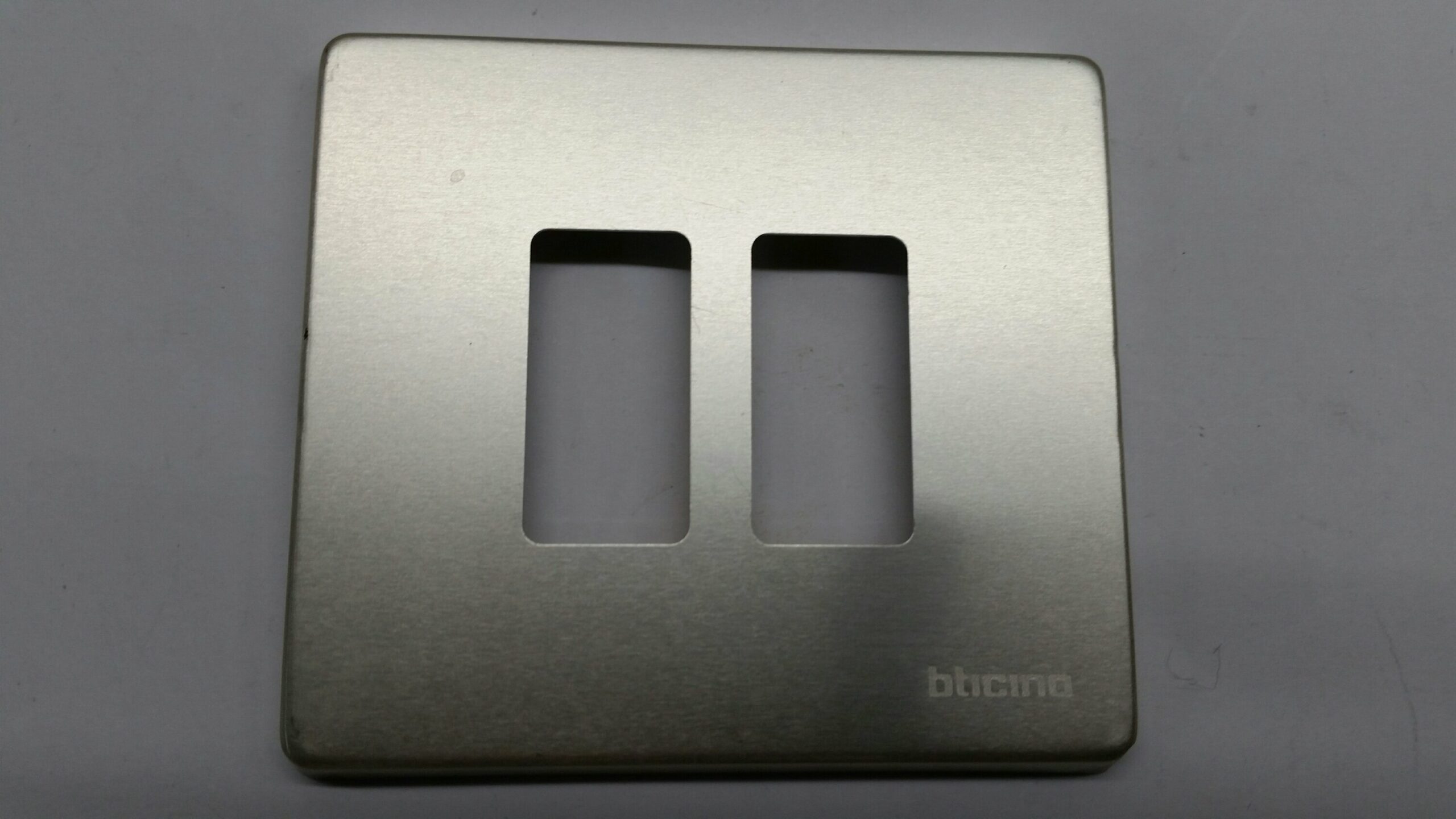 BTICINO 500/2 Placca BTICINO Magic per scatola tonda 2 posti oxidal