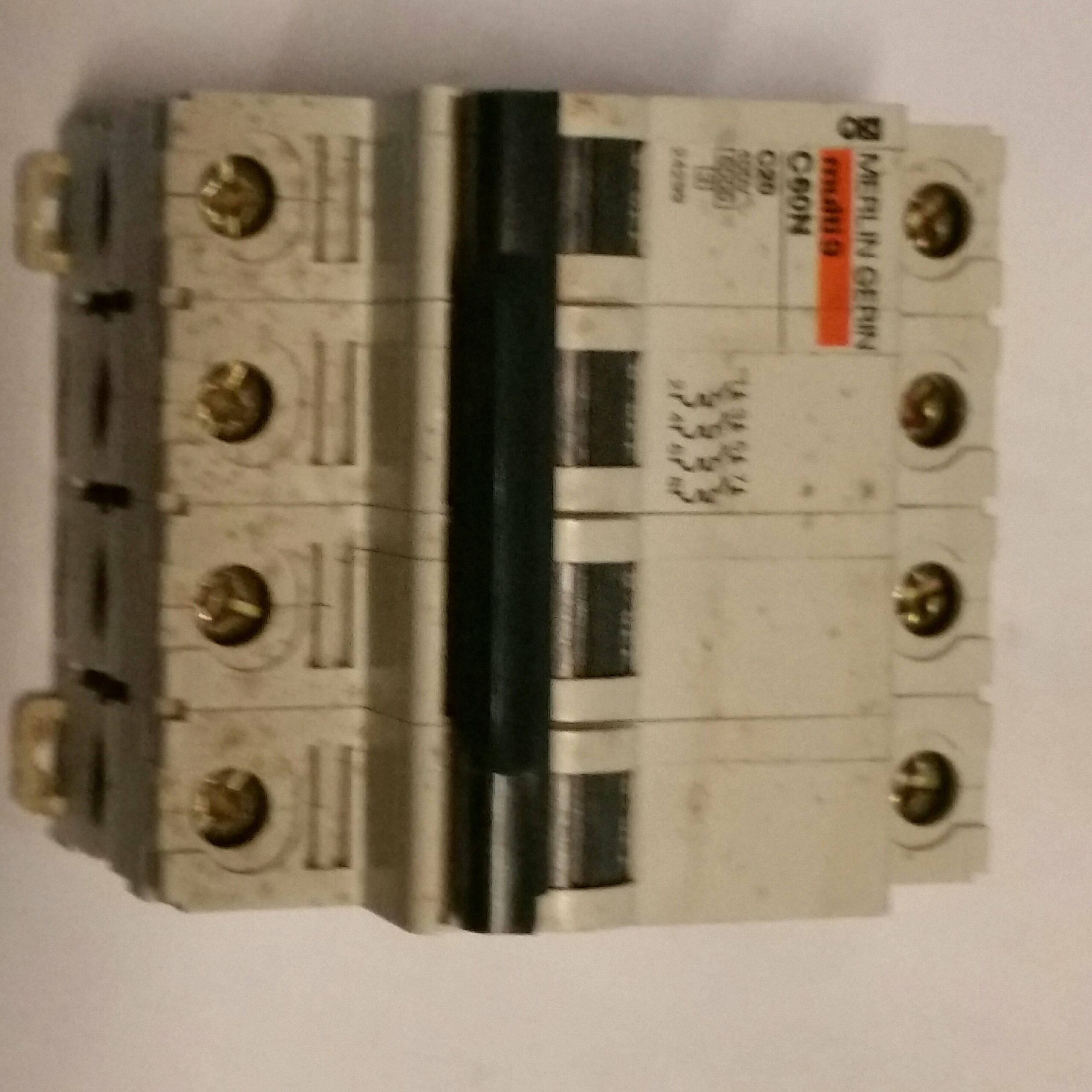 MERLIN GERIN SCHNEIDER 24299 interruttore magnetotermico MERLIN GERIN C60N 20A 6kA 4P