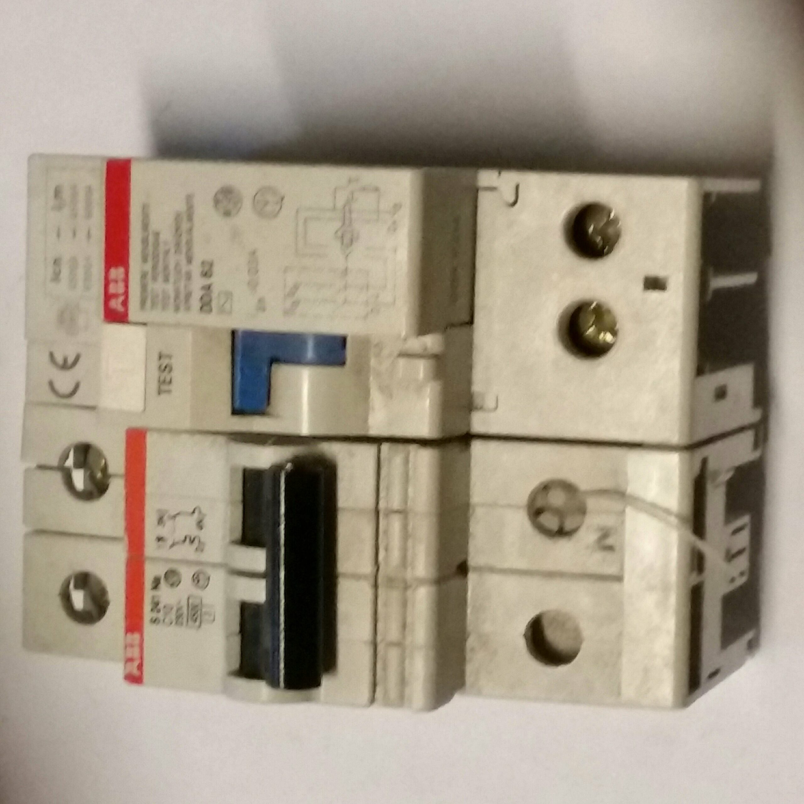 ABB EY 601 7 + ABB EF 021 9 Interruttore differenziale magnetotermico ABB C10 0,03A 2 P