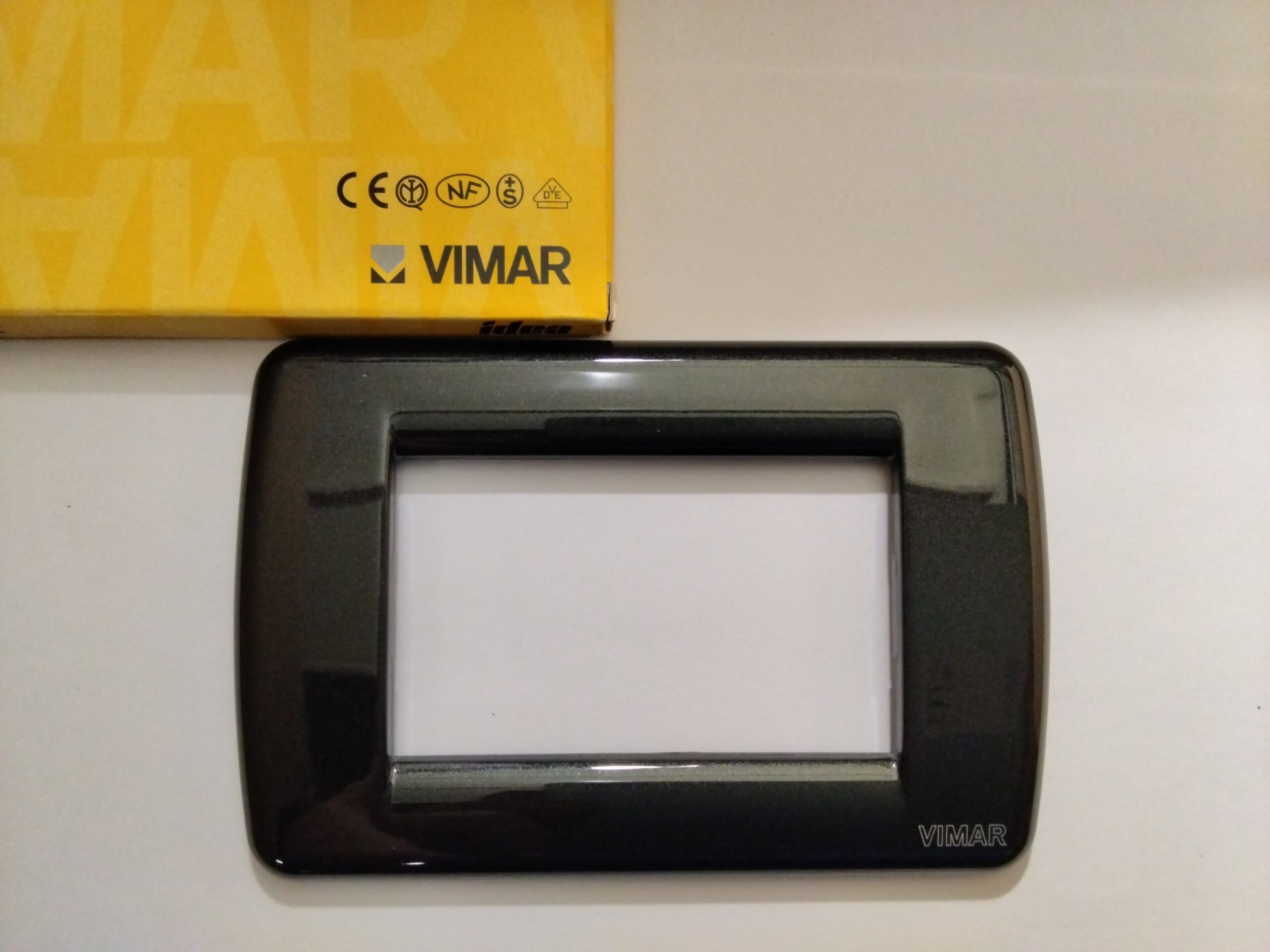 VIMAR Idea Rondò VIW16753.23 in metallo pressurizzato colore antracite, 3 posti. - immagine 2