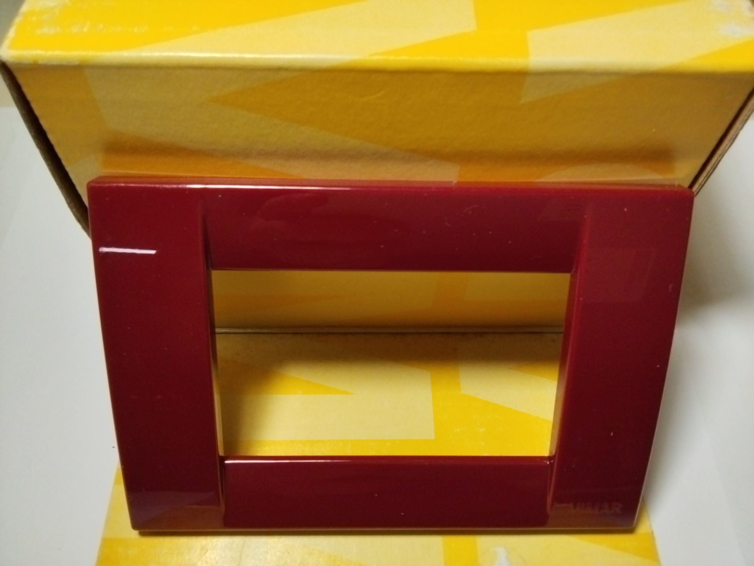 VIMAR Idea VIW16743.07 placca in tecnopolimero rosso rubino, 3 posti. - immagine 2