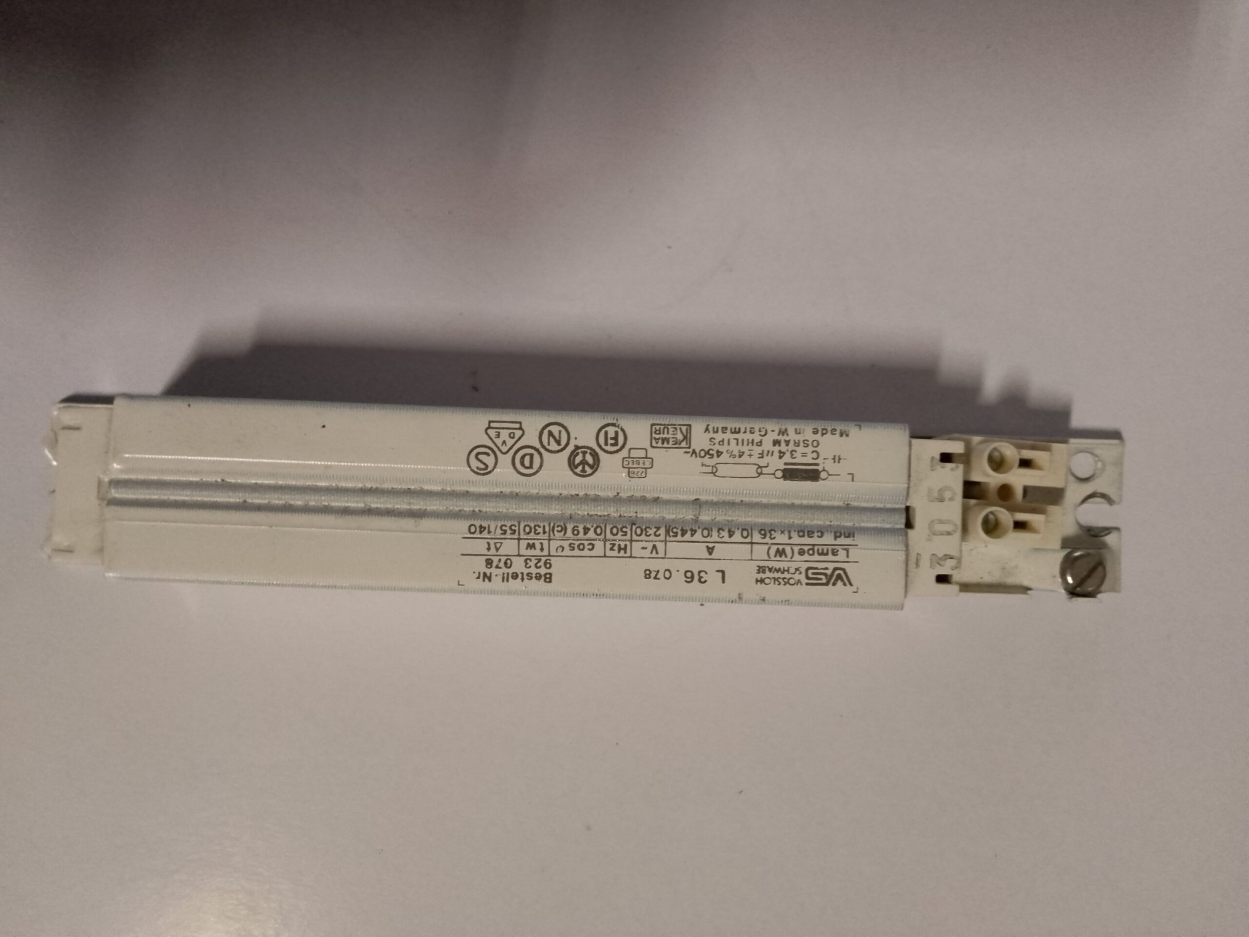 Alimentatore elettromeccanico per lampade al neon