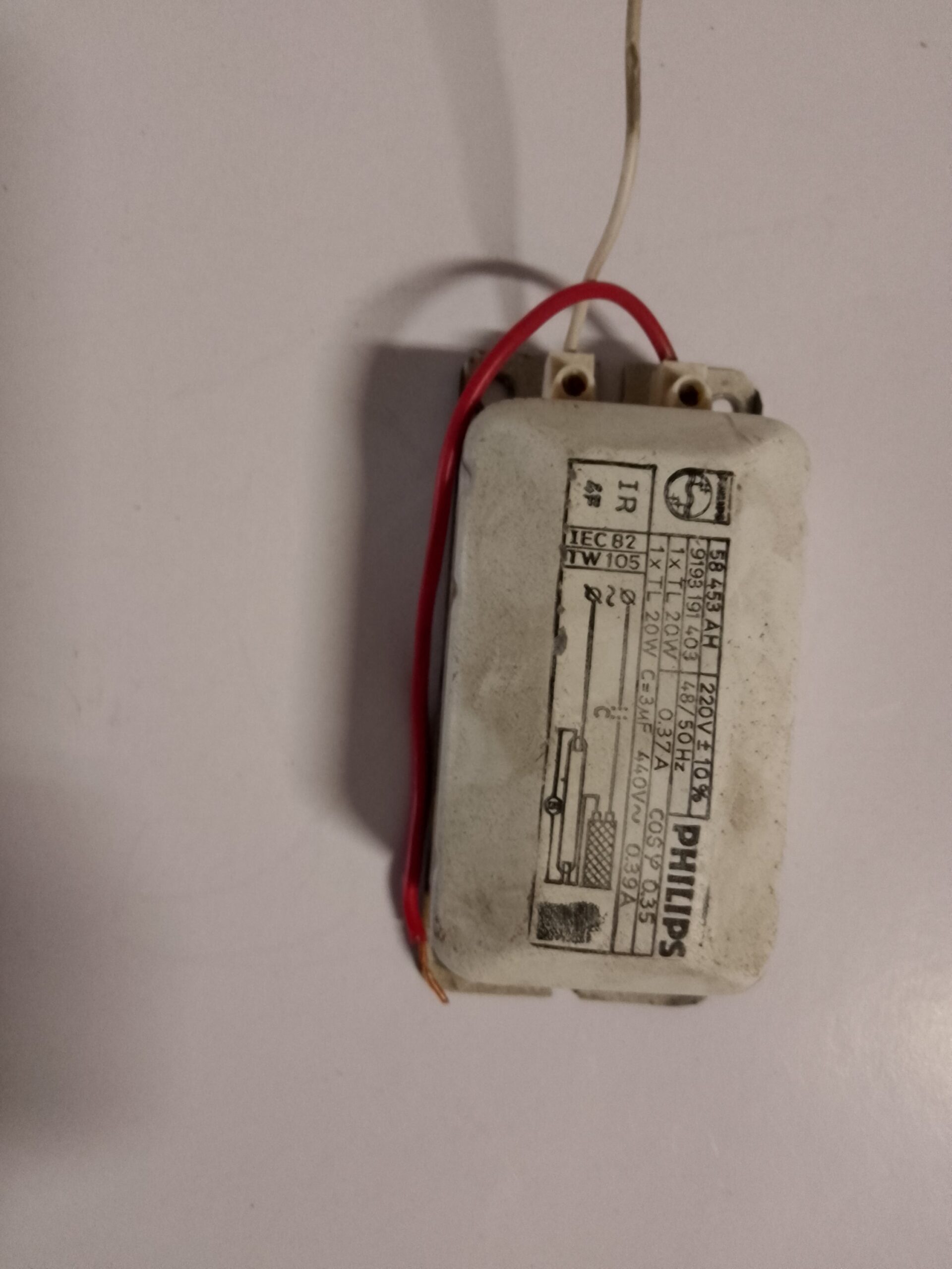 Alimentatore elettromeccanico per lampade al neon